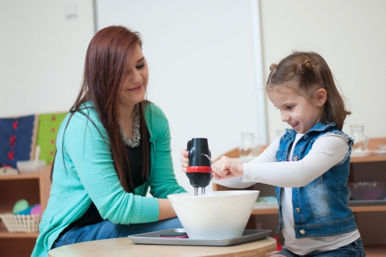 U Montessori Kindergartenu učenje pretvaraju u igru (FOTO)