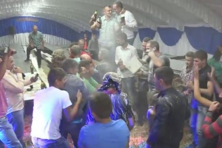 Hit na internetu: Urnebes kad svatove pogodi pjesma (VIDEO)