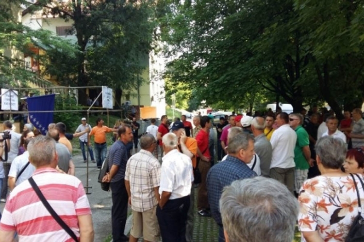 Radnici TTU Tuzla pred zgradom kantonalne vlade