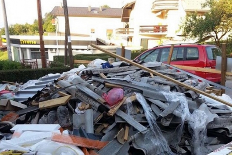 Užas: Pred ulazom vrtića u Cazinu kancerogeni otpad? (FOTO)