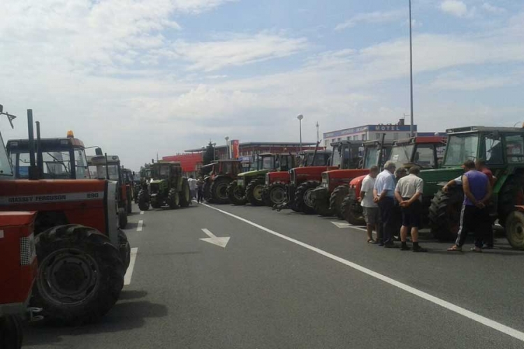 Orašje: Poljoprivrednici blokirali granični prelaz