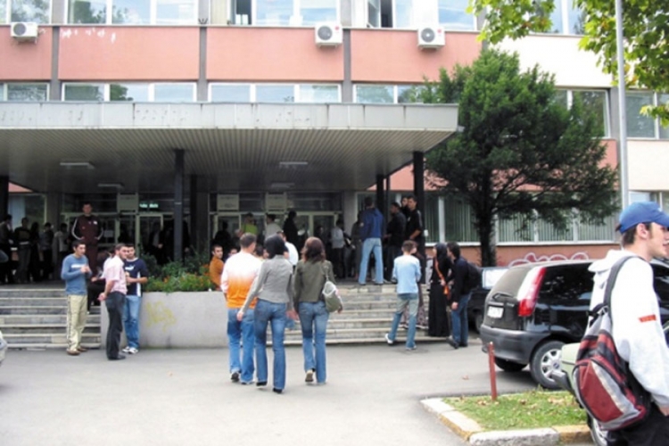 Bura na fakultetima u Tuzli: Univerzitet ne da upis svim studentima
