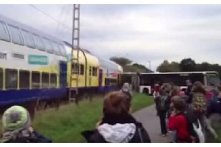 Autobus zapeo na pruzi, za dlaku izbjegnuta tragedija (VIDEO)