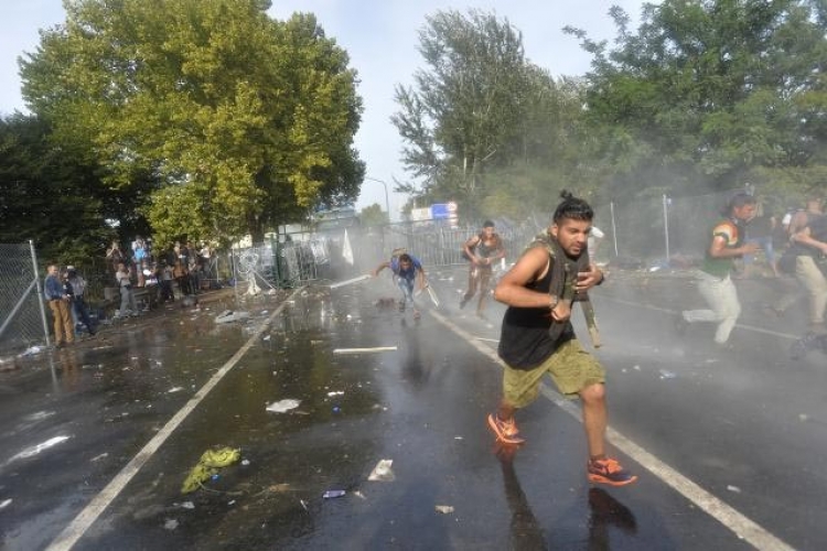Mađarska: Povrijeđeno i 20 policajaca i dvoje djece