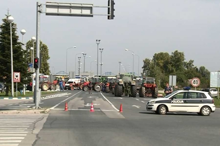 Orašje: Poljoprivrednici nastavili sa blokadom GP