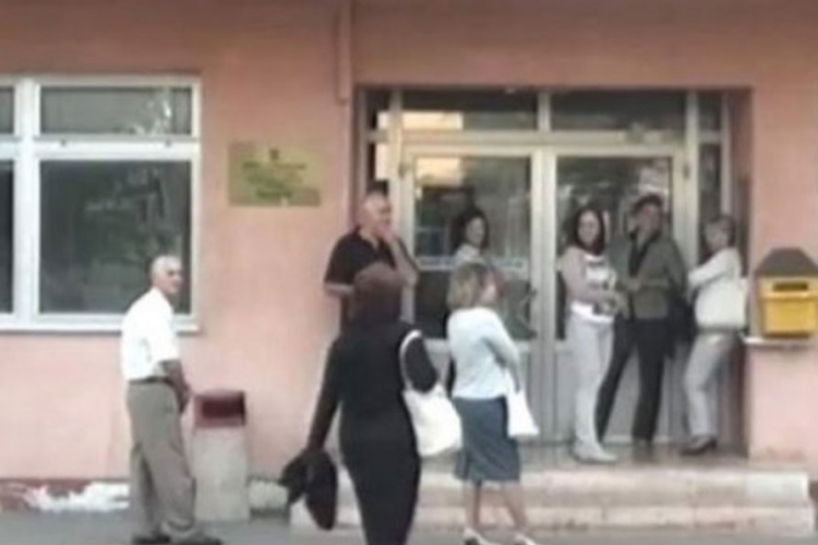 Disciplina: Načelnik Živinica zaključao Opštinu, kazne zbog kašnjenja 