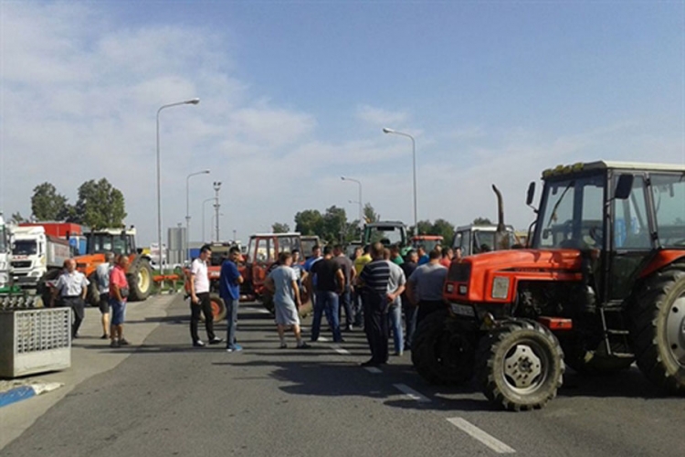 Orašje: Poljoprivrednici uklonili traktore s graničnog prelaza