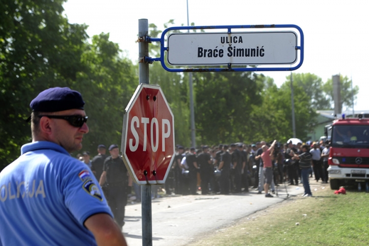 U vagone u Tovarniku prvo ulaze Sirijci