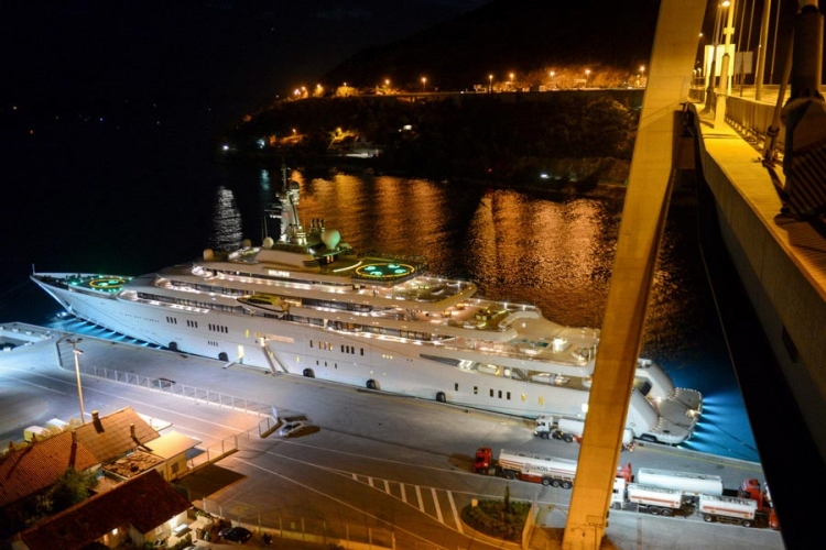 Pogledaje Abramovićevu jahtu kod Dubrovnika (FOTO)