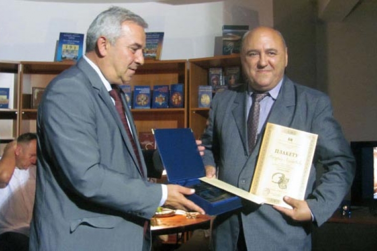 Miodragu Lazareviću  "Zlatna sova" za roman "Buncanje"