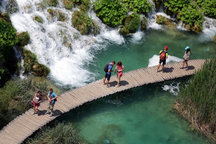 Troje turista palo u provaliju na Plitvičkim jezerima