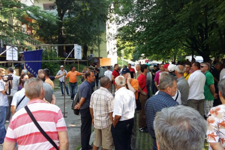 Tuzla: Radnici TTU-a ponovo pred zgradom Vlade 