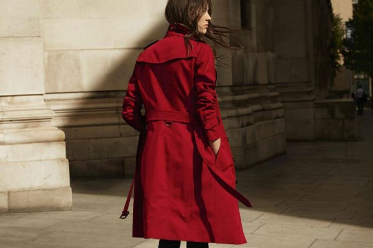 Šik jesen uz nove boje Burberry trenč mantila (FOTO)