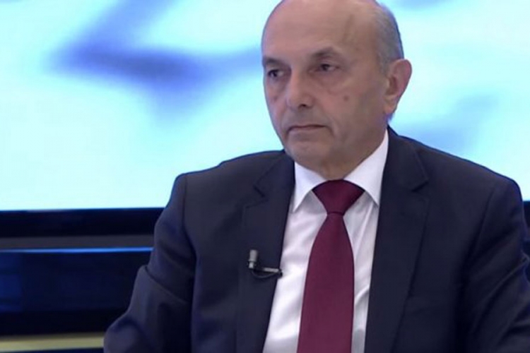 Haos u skupštini Kosova: Jajima na premijera (VIDEO)