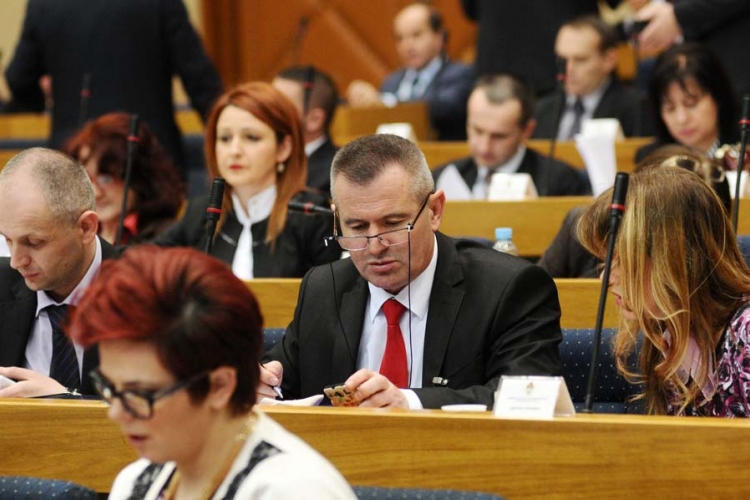 Opozicija iznijela niz optužbi na vlast zbog propasti dvije banke u RS