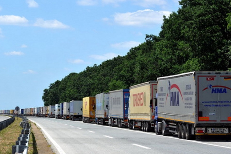 Kolona na Bajakovu duga  9 kilometara, vozači kamiona protestuju 