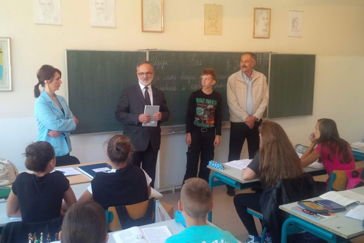 Đacima u Drvaru i Grahovu uručeni udžbenici za srpski jezik