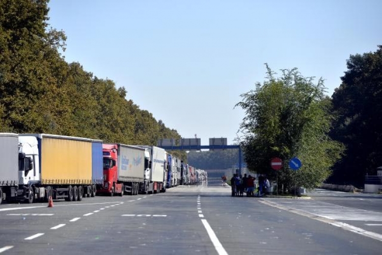 Kamiondžije obustavile protest, prolaze putnička vozila
