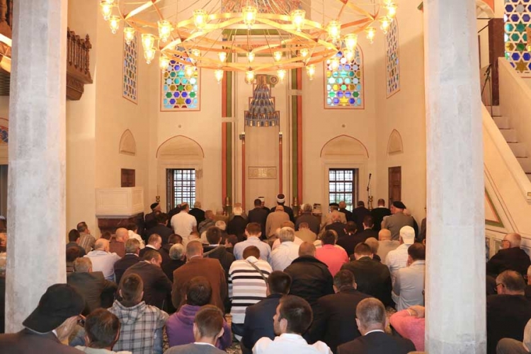 Banjaluka: Klanjan bajram-namaz u Ferhadiji (FOTO)