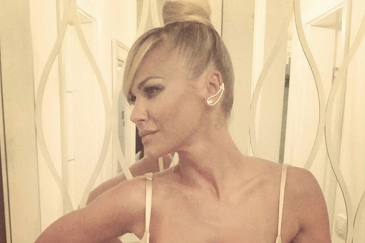 Nataša Bekvalac u zlatnoj haljina koja obara s nogu (FOTO)
