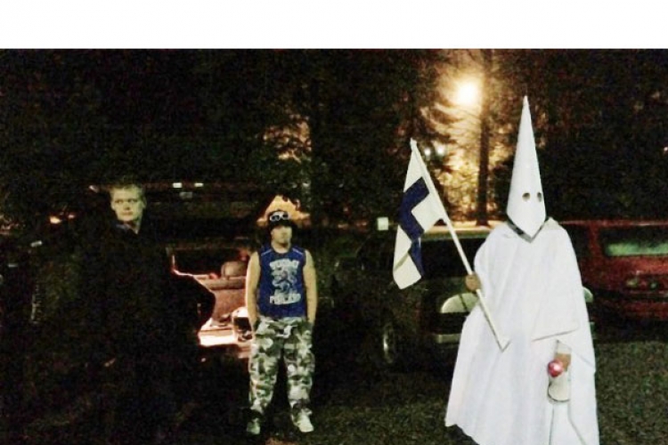 Finska: Obučeni kao "Kju klus klan" kamenovali autobus sa izbjeglicama