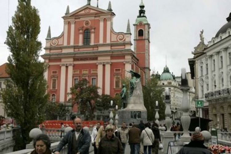 U Ljubljani skupovi za i protiv izbjeglica