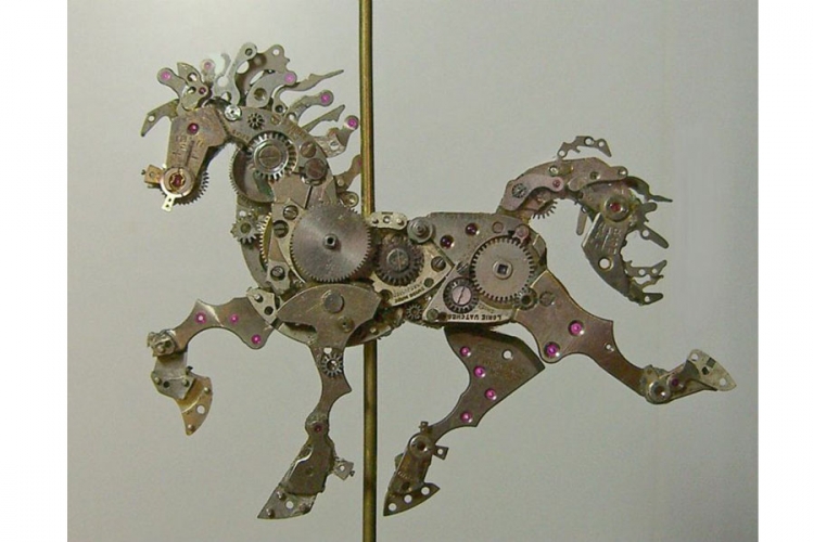 Pogledajte mini skulpture napravljene od starih satova (FOTO)