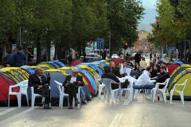 Najmanje 400 ljudi provelo noć ispred Skupštine Crne Gore