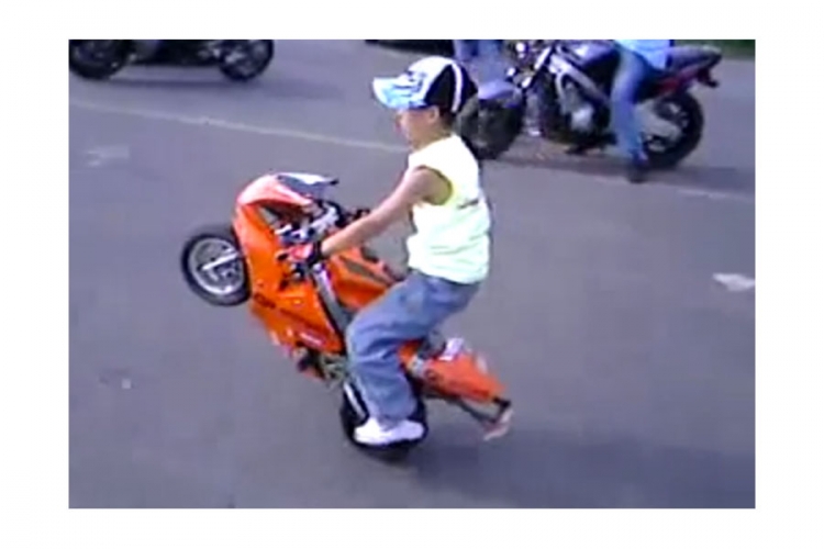 Dječak vozi motor na jednom točku (VIDEO)