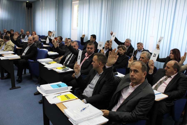 Usvojen Zakon: Poslanici u TK sami sebi smanjili plate