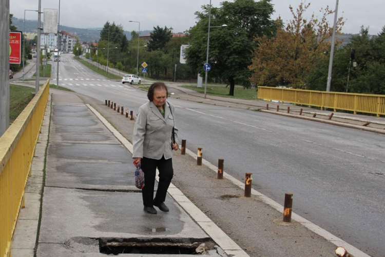 Rupe kao provalije na nadvožnjaku