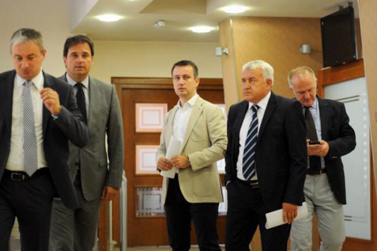 Zbog mira u kući SDS ustupa funkcije