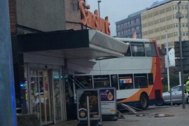 Britanija: Autobus uletio u supermarket, dvoje mrtvih