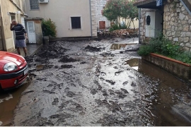 Haos na Peljšcu: Blatnjava bujica tekla ulicama (FOTO)
