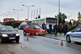 Žena lakše povrijeđena u sudaru tri automobila i autobusa