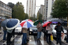 Tuzla: Radnici tvornice transportnih uređaja blokirali saobraćaj
