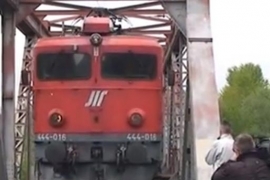  I toga ima: Voz prolazi ispred fudbalske tribina (VIDEO)