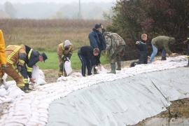 U Karlovcu se dižu nasipi, bujice u Vodicama i Šibeniku nosile sve ...