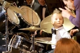 Pogledajte kako trogodišnjak svira Can- can na bubnjevima (VIDEO)