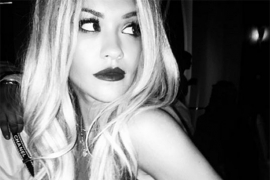 Rita Ora na vjenčanju na rodnom Kosovu igrala na stolu (FOTO)