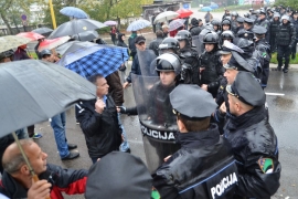 Protest zaposlenih TTU-a: Policija privela dva radnika