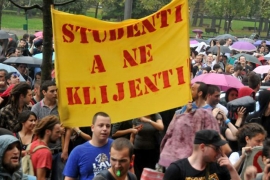 Studenti protestuju u Travniku, ispred zgrade Vlade SBK