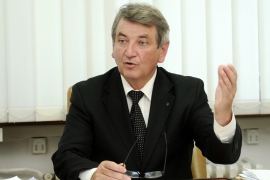 Mujo Hadžiomerović: Retrogradna politika sve gura unazad