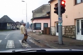 Pogledajte kako pijani Bosanac prkosi zakonima fizike (VIDEO)