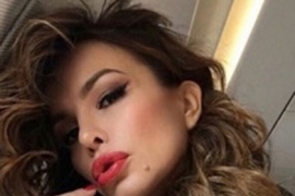 Pogledajte kako Seve u dekolteu izaziva da je pogledamo u oči (FOTO)