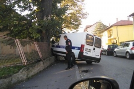 Vozilo sudske policije udarilo u ogradu crkve