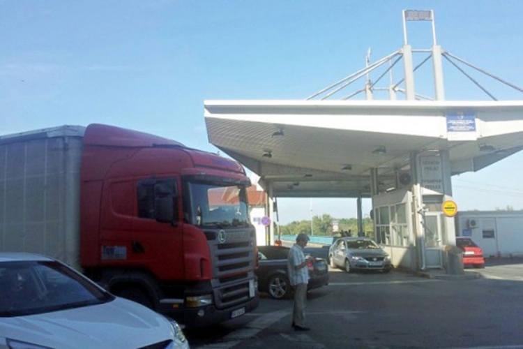 Obustavljen saobraćaj na prelazu Brčko - Gunja