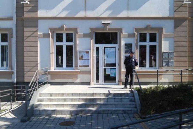 Pljačka u Beogradu: Naoružan upao u poštu, jedna osoba ranjena