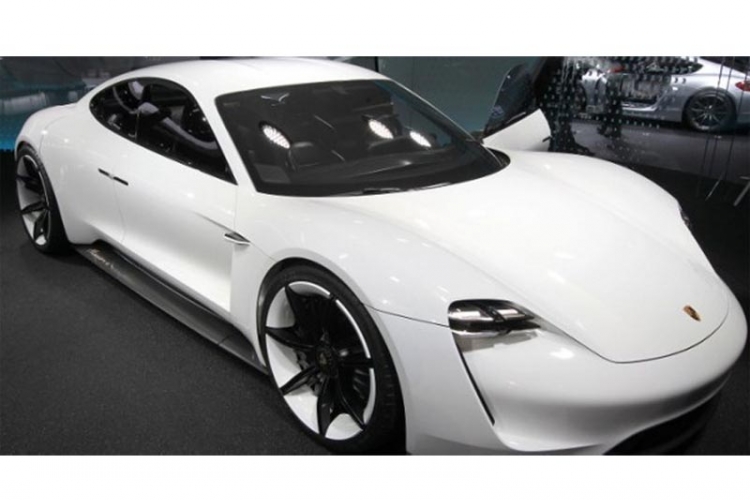 Zavirite u električni Porche Mission E  (VIDEO)