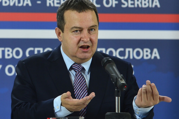 Dačić: Da li i mi treba da podižemo zidove na granicama?
